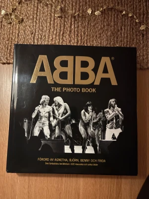 ABBA- the photo book (deluxeutgåva) nypris:1127kr - ABBA-The Photo Book, DVD medföljes. Detta är deluxe utgåva. Vikt: 3211 gram Utgivningsdatum: 2014-04-06.                  Nypris på denna är 1127kr