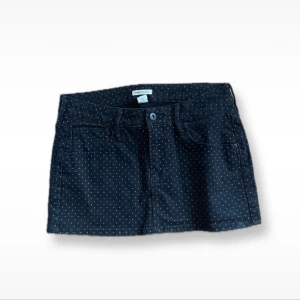 Svart prickig jeanskjol - Från H&M Young, så himla fin men passar mig tyvärr inte så bra💕💕 storlek 170/xs