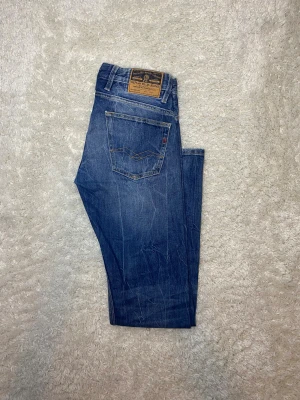 Blåa Replay jeans (Straight Fit) - Skick 9/10, inga defekter. |Storlek W29 L32| Modell JETO vilket är straight fit| Denna modell görs inte längre. Gåva ingår vid köp!