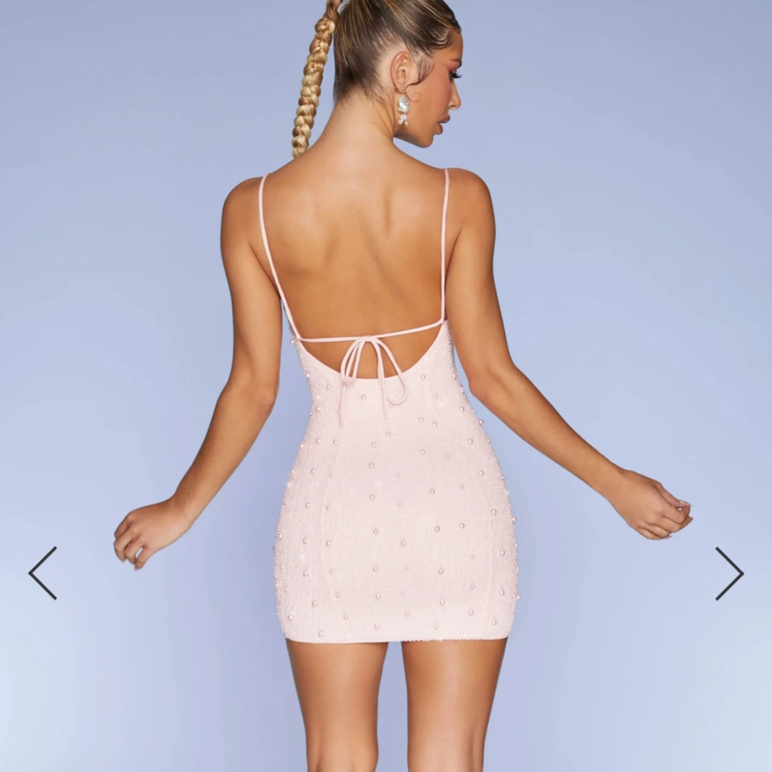 Ljusrosa pärlklänning med öppen rygg - 1