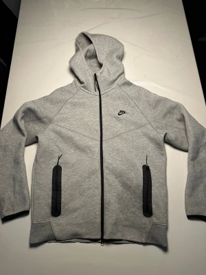 Nike tech grå - Fläcken på bilden är vatten, den är nytvättad 