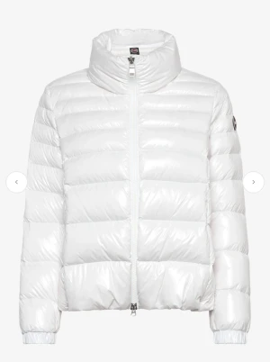 Vit vinterjacka från Colmar - Snygg vit pufferjacka från Colmar med glansig finish och hög krage. Jackan har quiltad design, dragkedja framtill och Colmar-logga på ärmen. Perfekt för kalla dagar och har en clean, modern look som funkar till många stilar. Jackan är slutsåld överallt i alla storlekar och original pris är 6000kr! Köparen står för frakten💕Pris kan diskuteras!