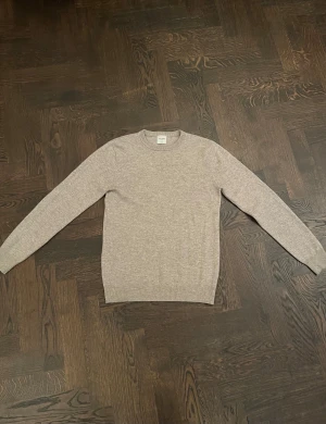 John Henric kashmirtröja i nyskick - Snygg beige 100% kashmirtröja från John Henric i nyskick. Använd endast ett fåtal gånger. Storlek xs. Ny pris 2499kr mitt pris 800kr