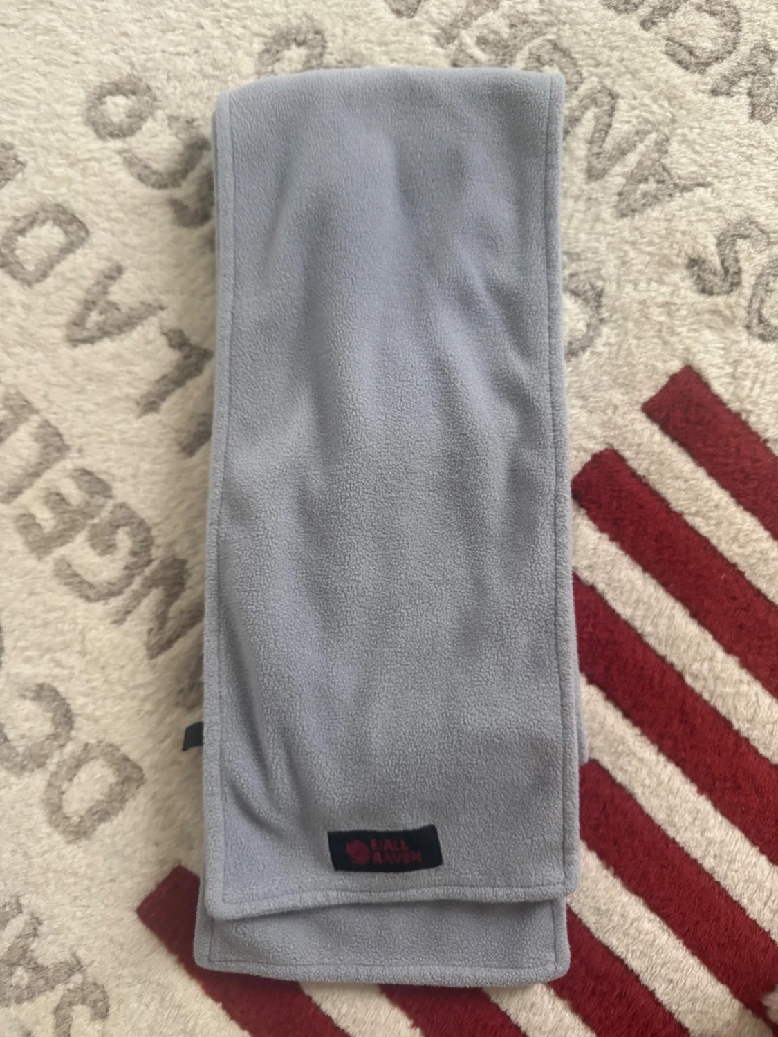 Ljusgrå fleecehalsduk Fjällräven