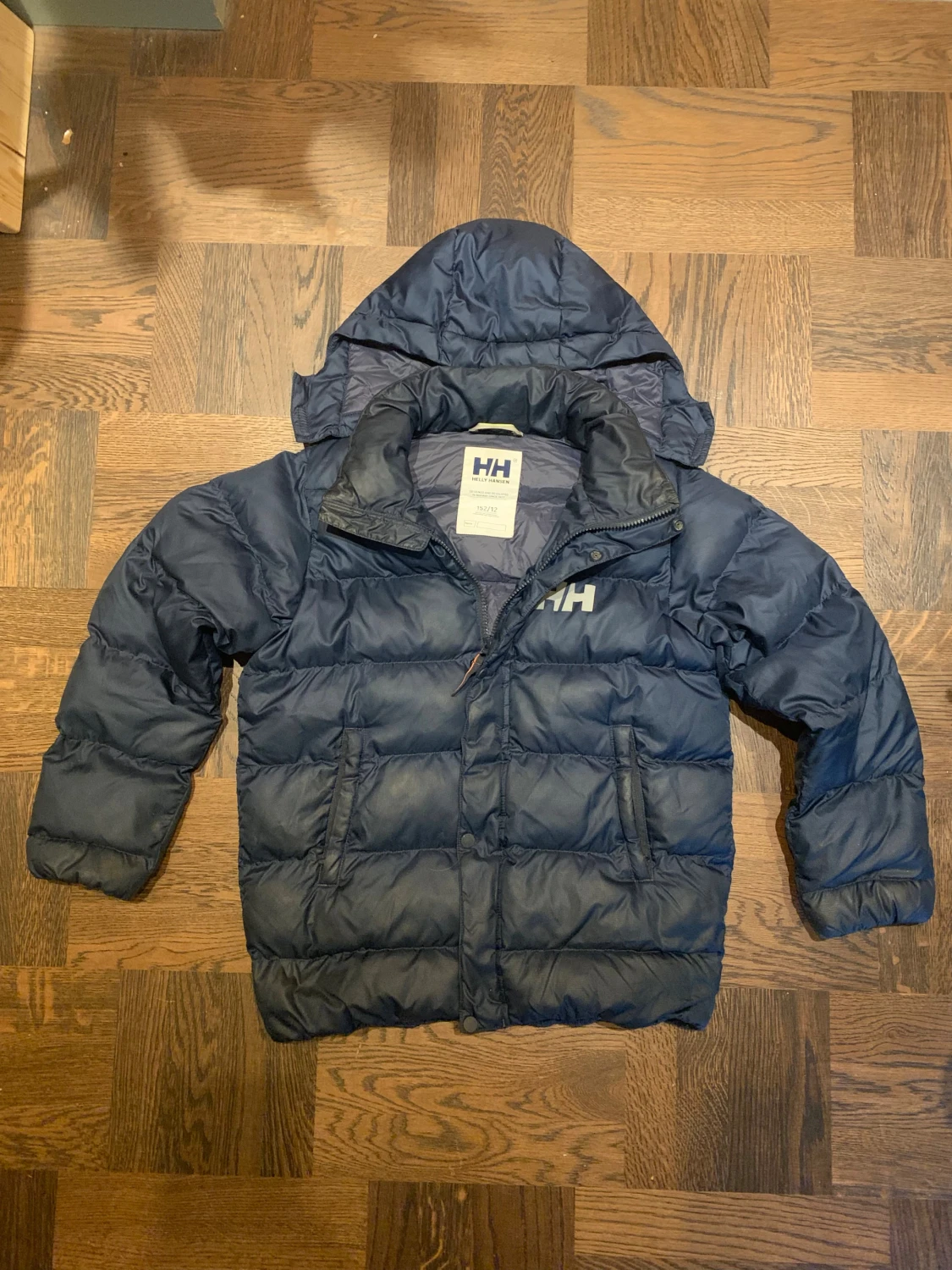 Mörkblå pufferjacka från Helly Hansen