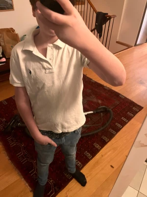 Polo Ralph lauren pike - Vit polo Ralph lauren pike med en broderad polo Ralph lauren logga på bröstet passar dig som är 10-12 år gammal