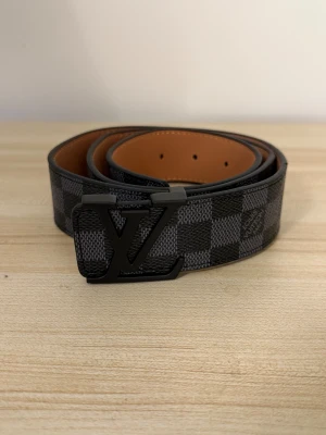 Svart bälte  - Säljer ett snyggt bälte med svart spänne för ett rimligt pris. Bältet är helt oanvänd och kvaliteten är topp. Kom dm för frågor 😁👍🏼