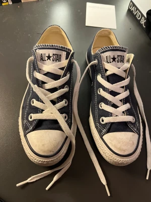 Mörkblå låga Converse - Ett par mörkblå låga converse i storlek 36. Säljer då de har blivit för små för mig 💙 Pris går att diskutera!
