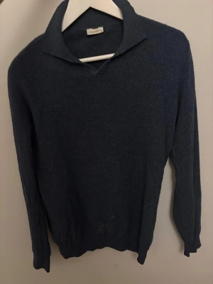 Stickad långärmad John Henric - Stilren mörkblå stickad långärmad tröja från John Henric i storlek M.  Använd men fin, liten skråma vid armbågen nypris ca 1000kr 