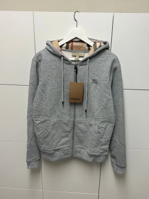 Burberry Hoodie - Säljer en helt ny hoodie oanvänd, storlek M. Fraktar snabbt inom 24h efter köp. Kan även hämtas i Haninge. Skirv gärna vid fler frågor.