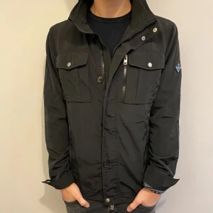 J.Lindeberg jacka - Tjena, säljer nu denna riktigt snygga och populära j.Lindeberg jackan i strl M! Skicket är 7/10 och den är perfekt till vintern, nypris 4000kr✅ Vid minsta lilla fundering så är det bara att höra av sig//Allt gott