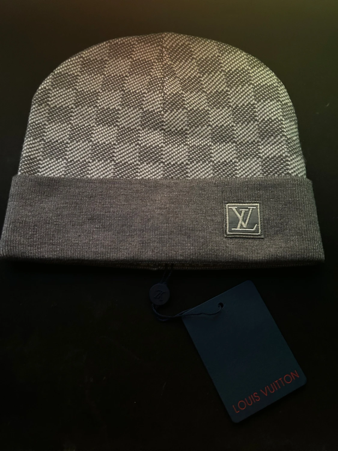 Grå rutig mössa med logga