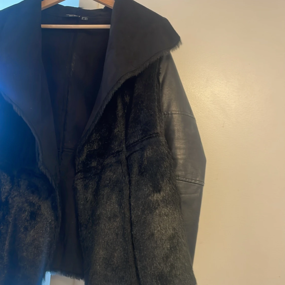 Svart pälsjacka med skinnärmar - 1