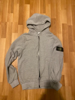 Stone Island zip hoodie - Stone Island zip hoodie, grå, storlek m, väldigt bra skick 