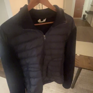 Moncler Cardigan - Bilderna är usla då min lur är sönder. Men säljer en moncler cardigan utan några flaws. Köptes på care of carl 2022. Äktenhetsbevis går att fixa på monclers hemsida. 