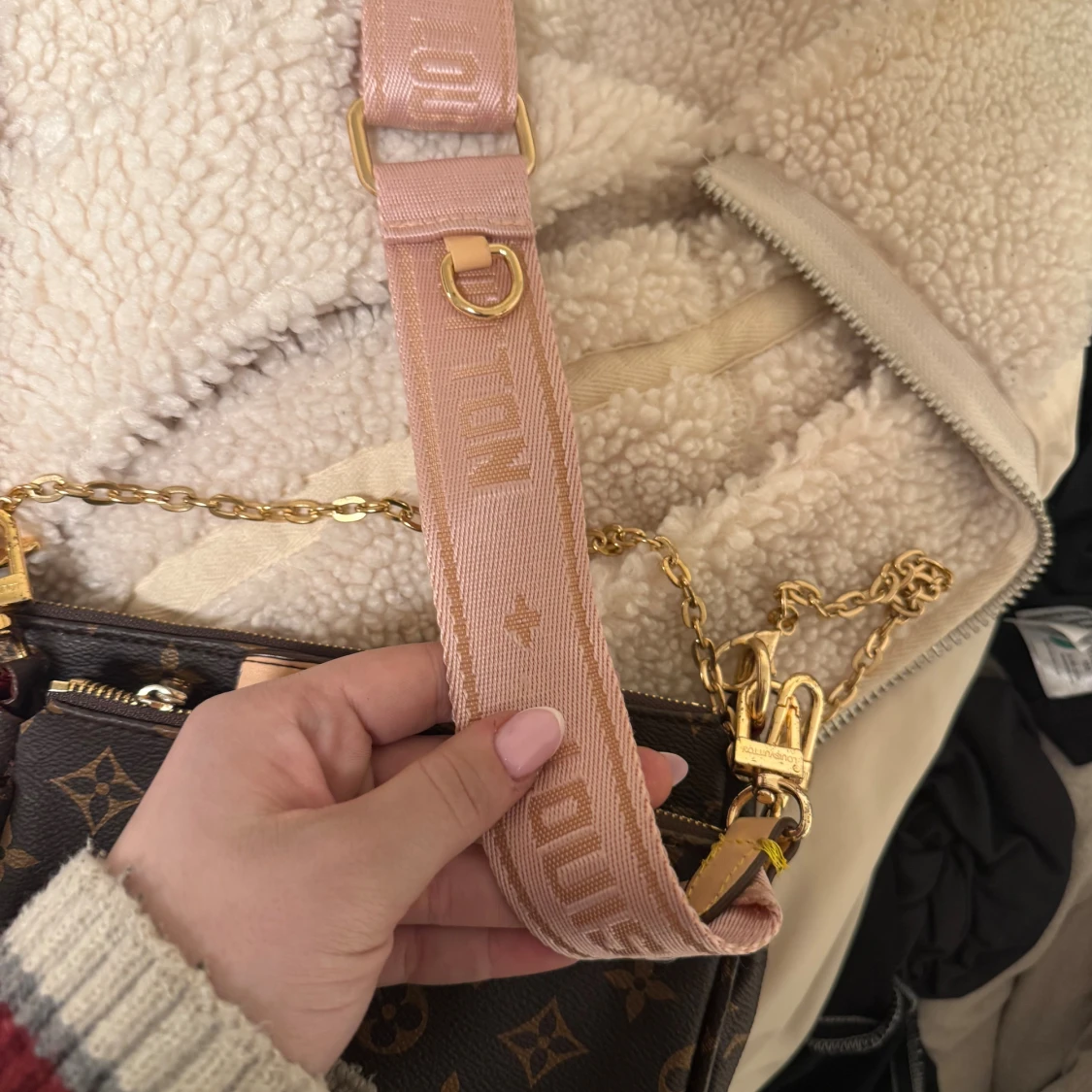 Axelremsväska med monogram mönster - 2