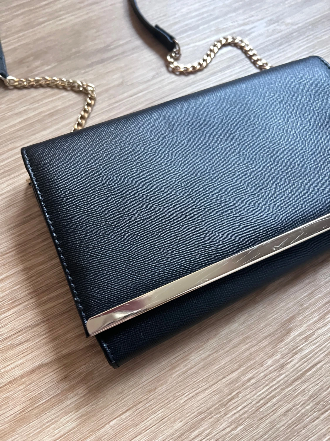 Svart kuvertväska med gulddetaljer och spegel från Lindex - 5