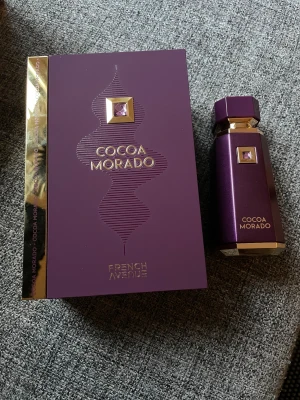 French Avenue Cocoa Morado  - Cocoa Morado från French Avenue kommer i en lyxig lila förpackning med gulddetaljer. Tillverkad i U.A.E. Ingredienser: alkohol, parfym, vatten. Perfekt för dig som vill sticka ut med stil. Testad en gång!