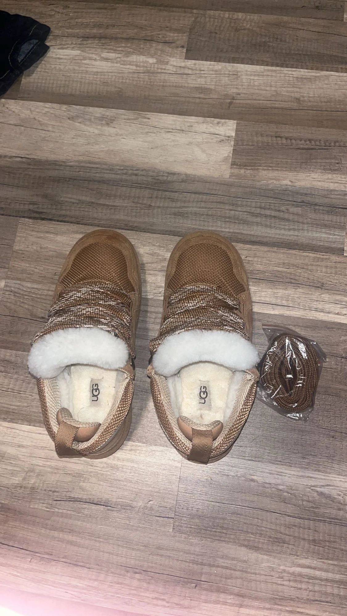 UGG sneakers med fårull och mocka - 1