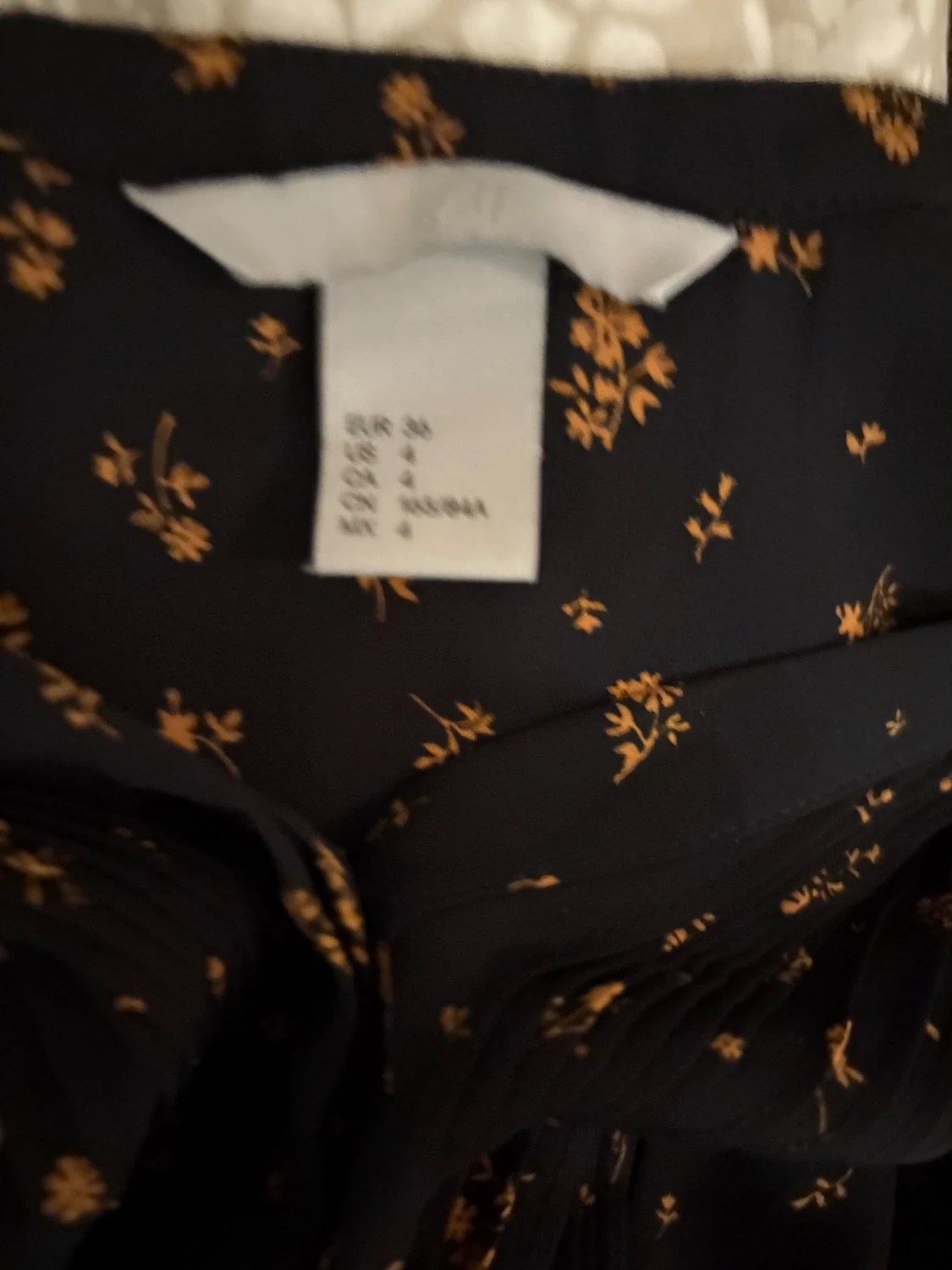 Svart blommig blus med kort ärm - 1