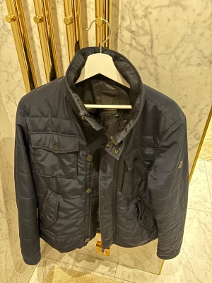 J.lindeberg jacka  - Snygg j.lindeberg jacka med bra passform personen i bilden runt 188 cm, bra skick förutom att en knapp fattas syns på bild 2! Storlek: m Pris: 1599kr