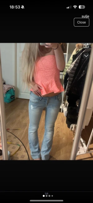 Bootcut ljusblå jeans - Säljer ett par ljusblå bootcut jeans med låg midja. Jeansen har klassisk femficksdesign, lätt slitna detaljer framtill och är tillverkade i mjukt denimtyg. Passformen är normal och benen är något utsvängda nedtill för en snygg siluett.      Midja:39cm, innerben: 79cm