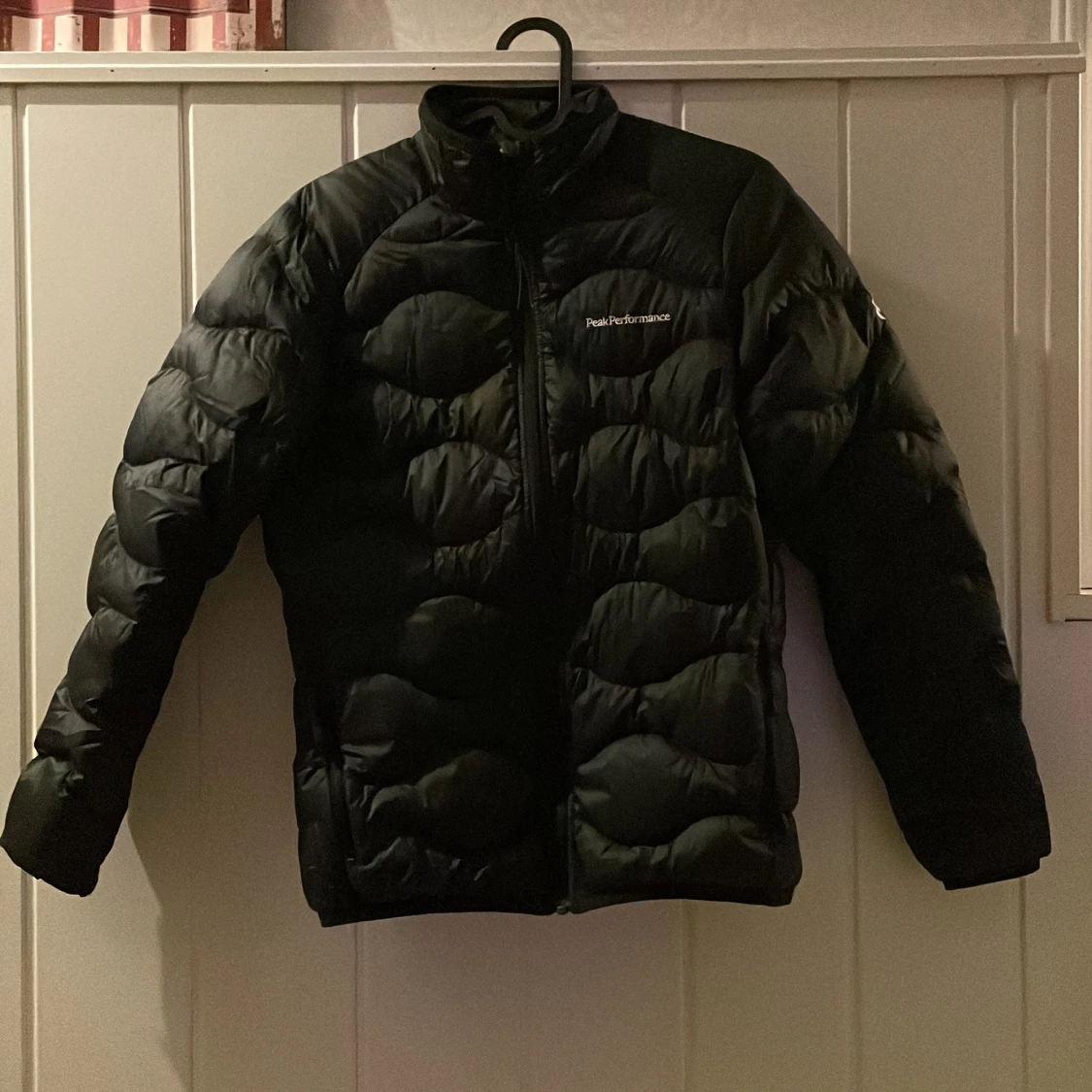 Svart dunjacka Peak Performance 