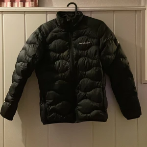Svart dunjacka Peak Performance  - Säljer en svart dunjacka från Peak Performance i mycket bra skick.