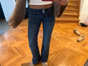 Low waist jeans  - Säljer dessa såååå snygga lowwaist jeans wowsssiii❤️❤️❤️