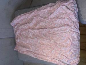 Ljusrosa långklänning med blommigt mönster - Säljer en superfin ljusrosa långklänning från 157 med vitt blommigt mönster. Klänningen har en flowy och avslappnad passform, perfekt för varma dagar. Materialet känns mjukt och lätt mot huden. Storlek L men skulle säga att den är så en M