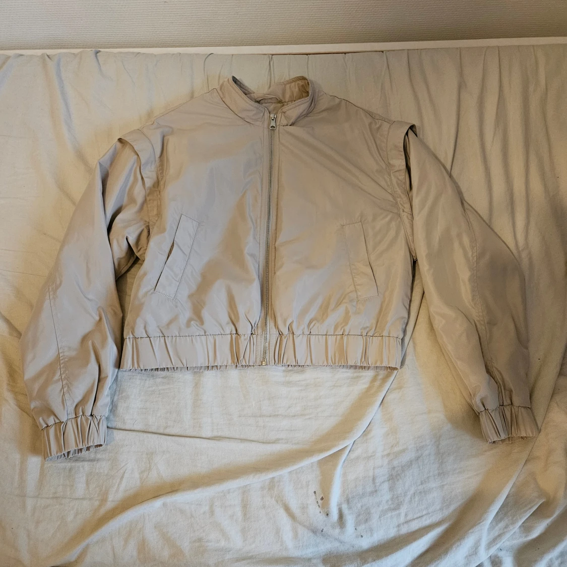 Beige vindjacka med dragkedja