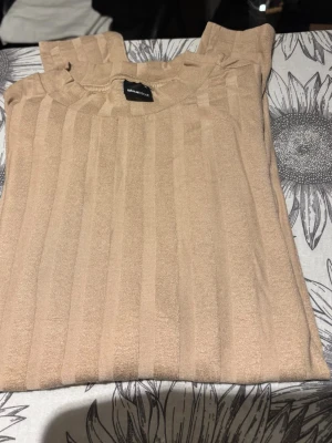 Beige långärmad tröja Gina Tricot - Säljer en beige långärmad tröja från Gina Tricot med ribbat mönster. Ej använd, bara provad. 