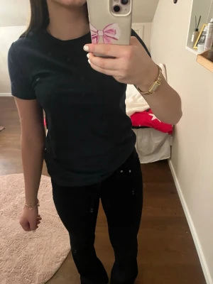 Marinblå  basic t-shirt i bomull - En enkel marinblå t-shirt med rund hals och korta ärmar. Modellen är klassisk och sitter normalt på kroppen. Tillverkad i mjuk bomull som är skön att bära. Perfekt till jeans eller shorts för en clean look.