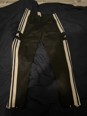 Svarta Adidas träningsbyxor M - Använd bara några gånger men inga fläckar eller hål 