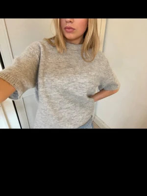 Grå stickad tröja  - Grå stickad tröja med korta armar! 💘