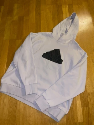 Adidas Hoodie - Sportig Adidas hoodie i lila färg