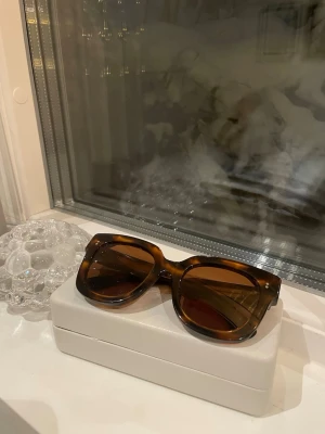 CHIMI solglasögon  - Säljer mina solglasögon från CHIMI i storlek 08 i färgen Core. De är använde en sommar men inga tydliga tecken på användning. Alla tillbehör från köpet är med som du ser på sista bilden. Hör av er för frågor💗💗