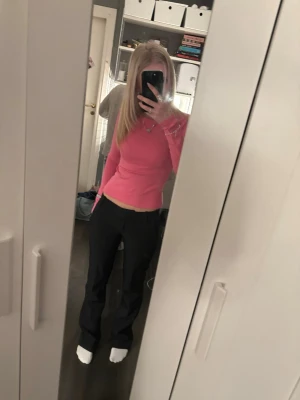 Svarta bootcut kostymbyxor - Säljer ett par svarta kostymbyxor med bootcut passform och låg midja i strl 36. Dem är lite slitna längst ner på benen som man kan se på sista bilden. Byxorna har bälteshällor, diskreta bakfickor och stängs med dragkedja och knapp. Perfekta till en snygg topp eller skjorta. Materialet är mjukt.