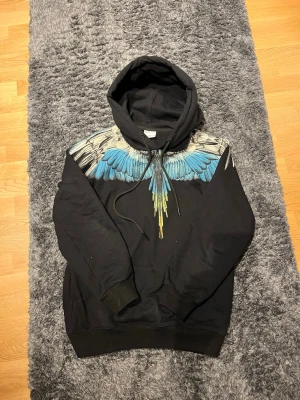 Marcelo Burlon Hoodie - Schysst tröja som är i storlek m passar cirka 180+