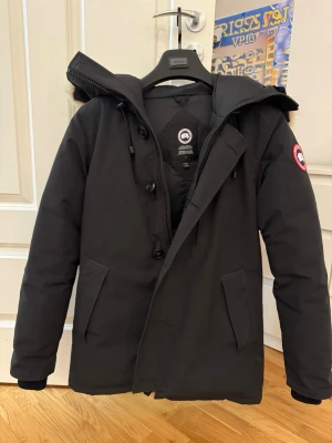 Canada Goose - Canada Goose jacka i topp skick med fin päls. Autentiskt med underlag som bevis. Digitalt kvitto ingår. Hör av dig vid frågor.
