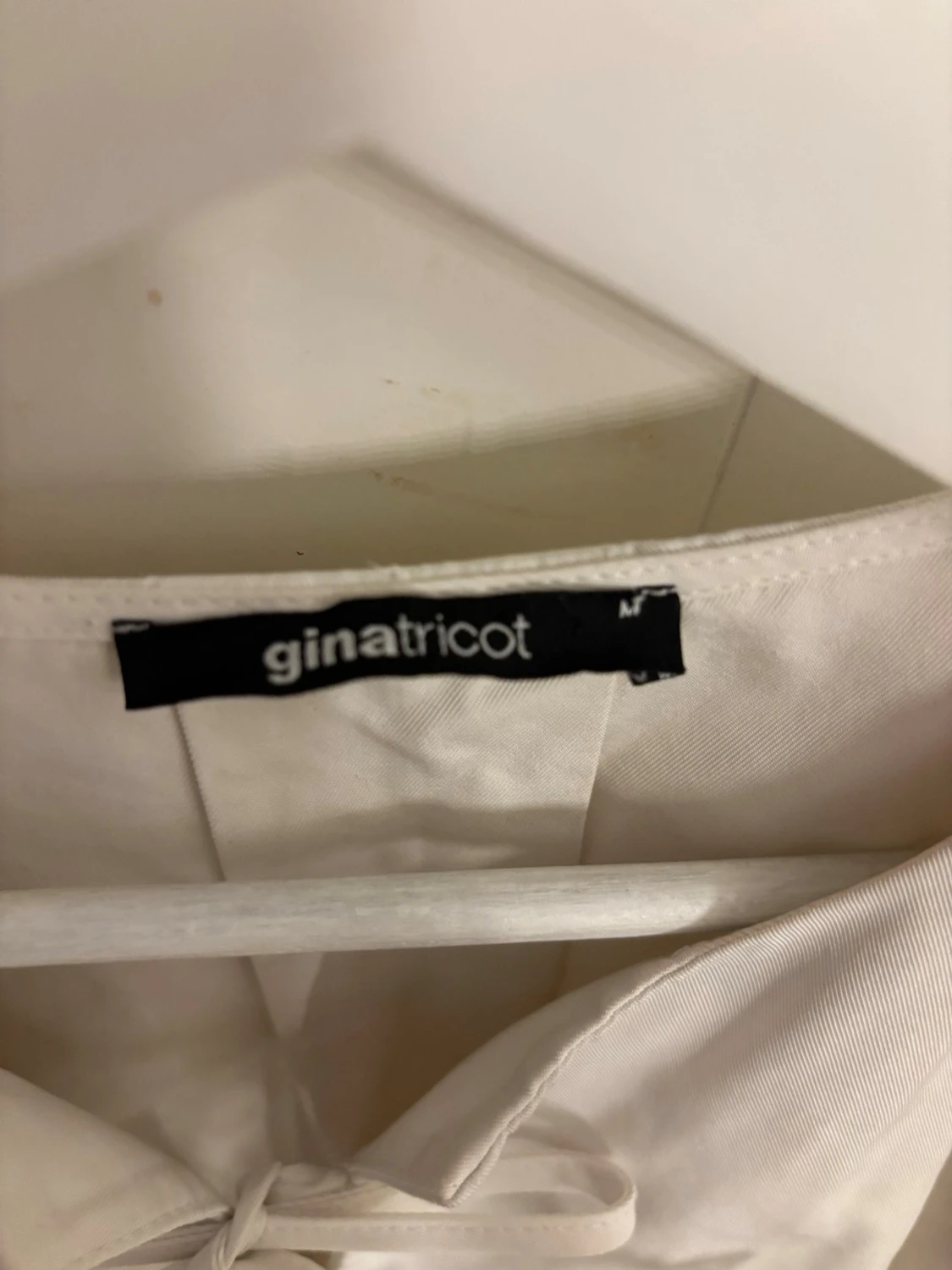 Blus med rosetter från Gina Tricot  - 5