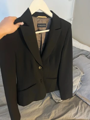 Svart kavaj - Svart kavaj från Birgitta, superfint skick