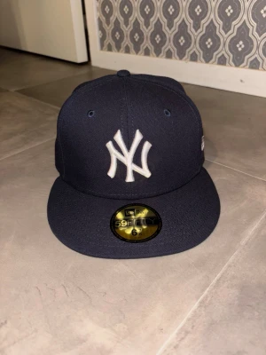 New Era fitted keps  - Skick: 10/10 | Storlek: 54,9 cm | Mitt pris: 599 | Inga defekter | Endast provad | Hör av er vid frågor! 🙌