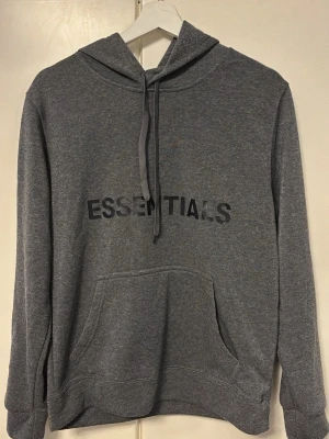 Essentials hoodie - Säljer en efterliknande essentials hoodie i storlek M☺️