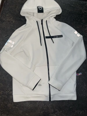 Sail racing hoodie  - En varm och skön sail racing hoodie. Perfekt match för dessa kallare dagar. 