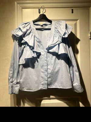 Blus volanger - Så himla fin blus med volanger ifrån hm i storlek 34/xs