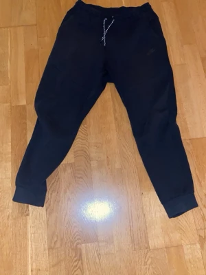 Svarta mjukisbyxor från Nike - Svarta mjukisbyxor från Nike i toppen skick som jag växt ur, storlek M. Säljer för 499