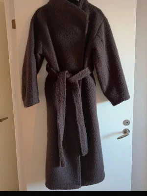 teddy kappa - en fin lång teddy kappa från gina 