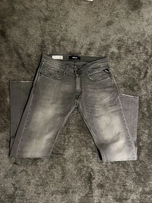 Replay grå jeans Rocco - Säljer ett par grå jeans från Replay i modell Rocco - skick som nytt 9/10 - storlek 31/32 - nypris 1799kr