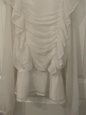 Vit topp från Lindex - Jättefin vit topp från lindex. Kom gärna med prisförslag💕 kan även skicka fler bilder om man vill ha. Är i storlek 170/xs/s